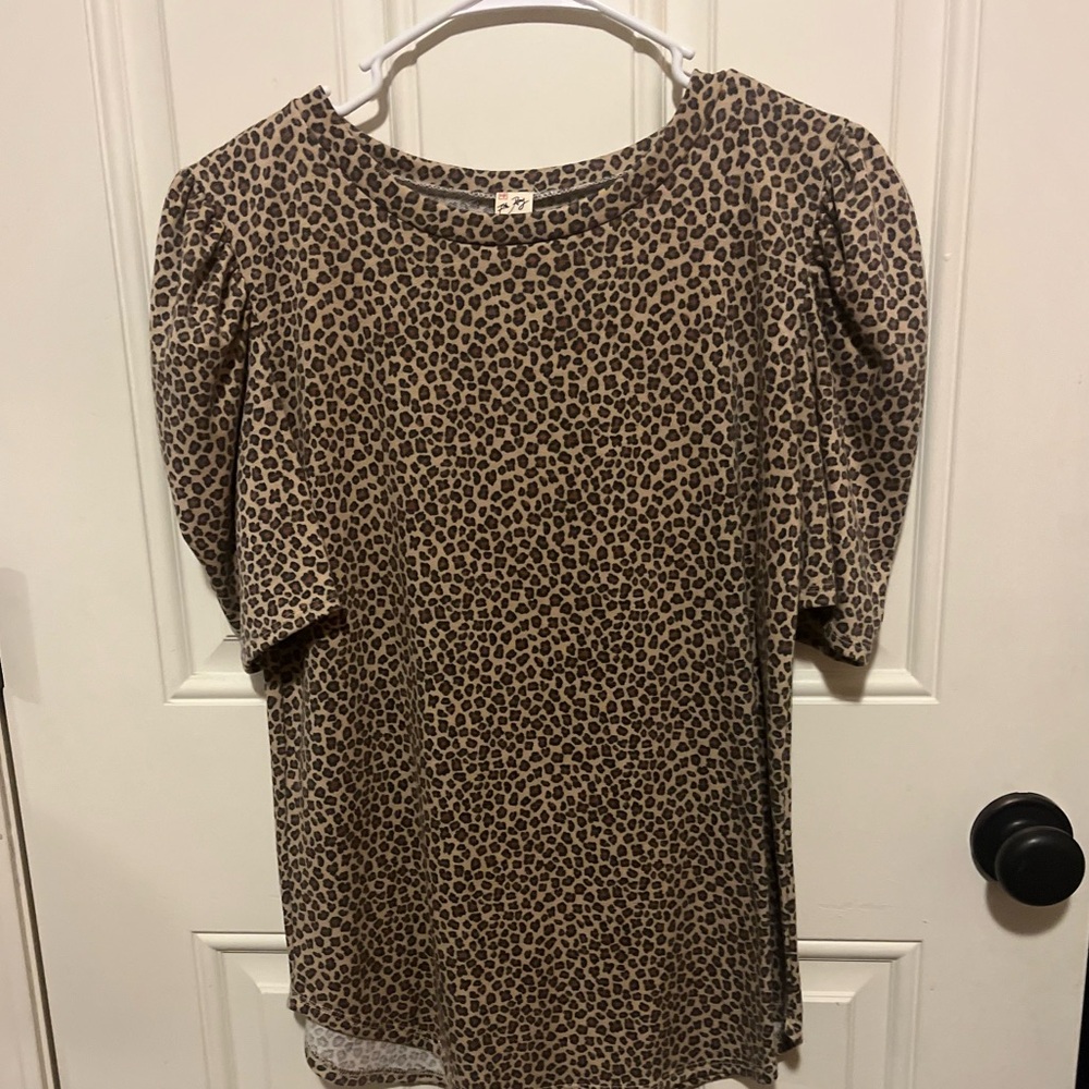 Shirt with puffy sleeves